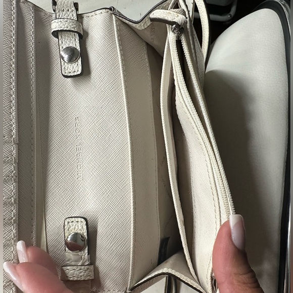 MICHEAL KORS SHOULDER PURSE - Picture 3 of 7